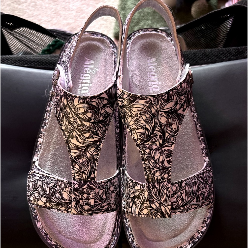 New Alegria 41 Black/White “Kendra” Vineyard Leather Upper Platform Sandals